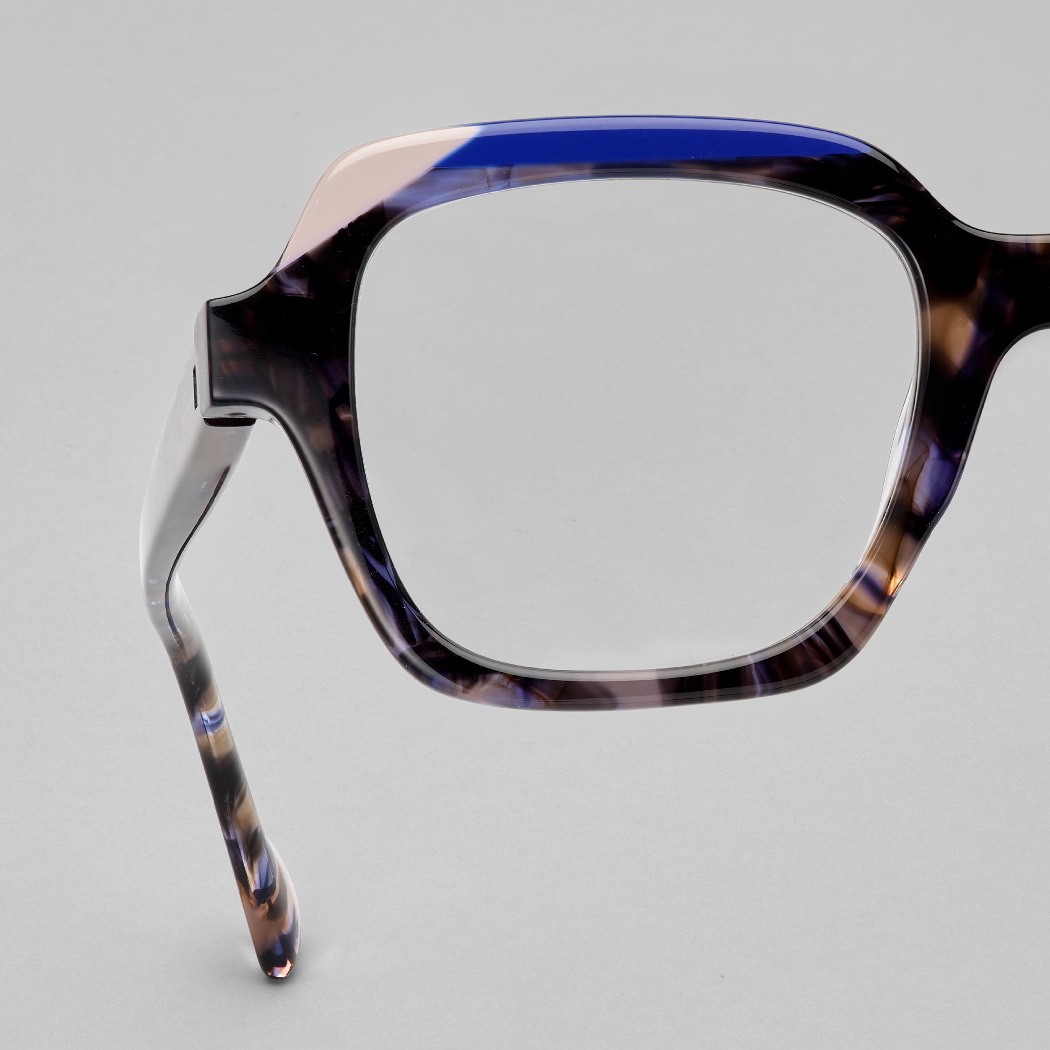 Close-Up-front-Tarian-Jacob-large-rectangle-eyewear-tortoiseshell-blue-clear