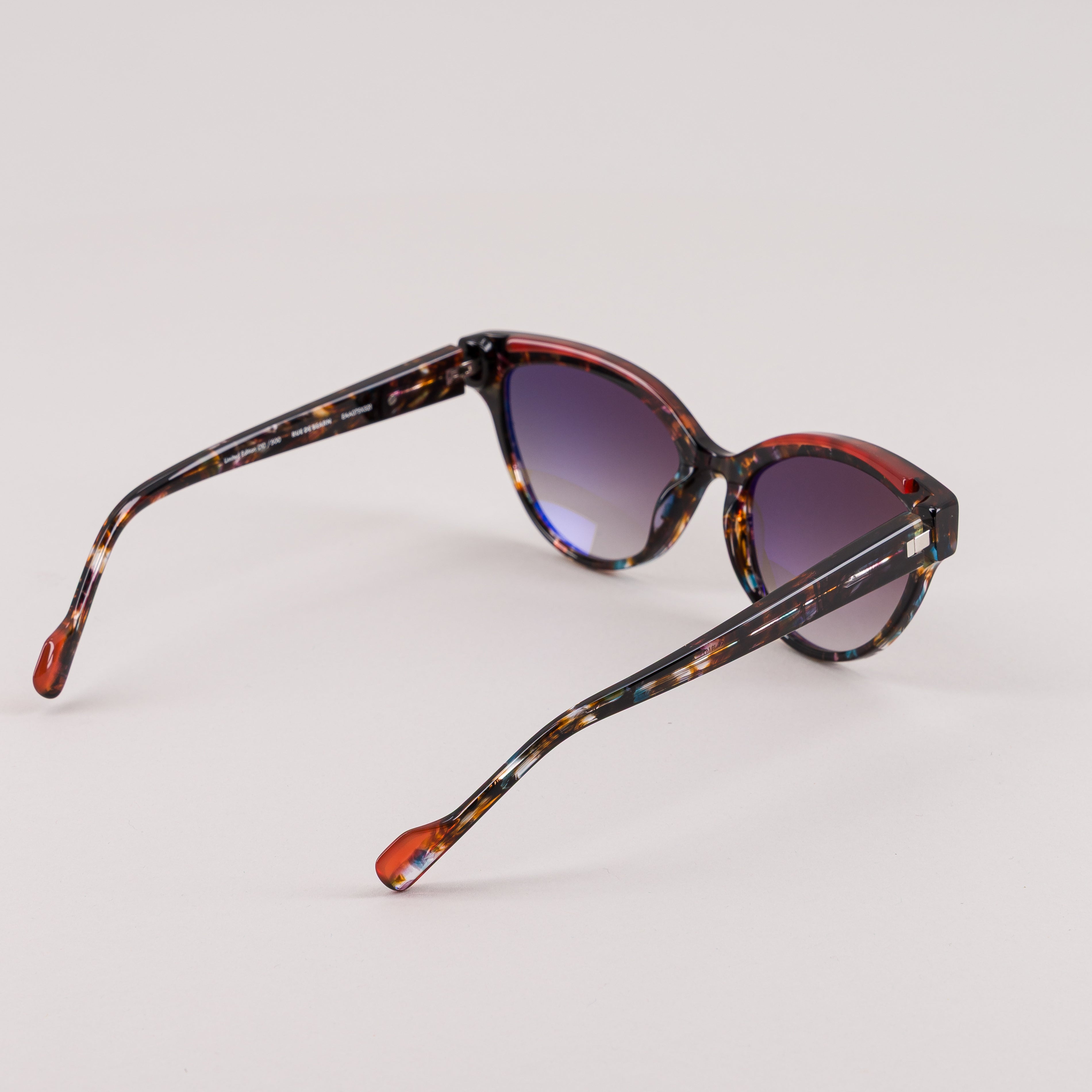 #color_tortoise shell and red