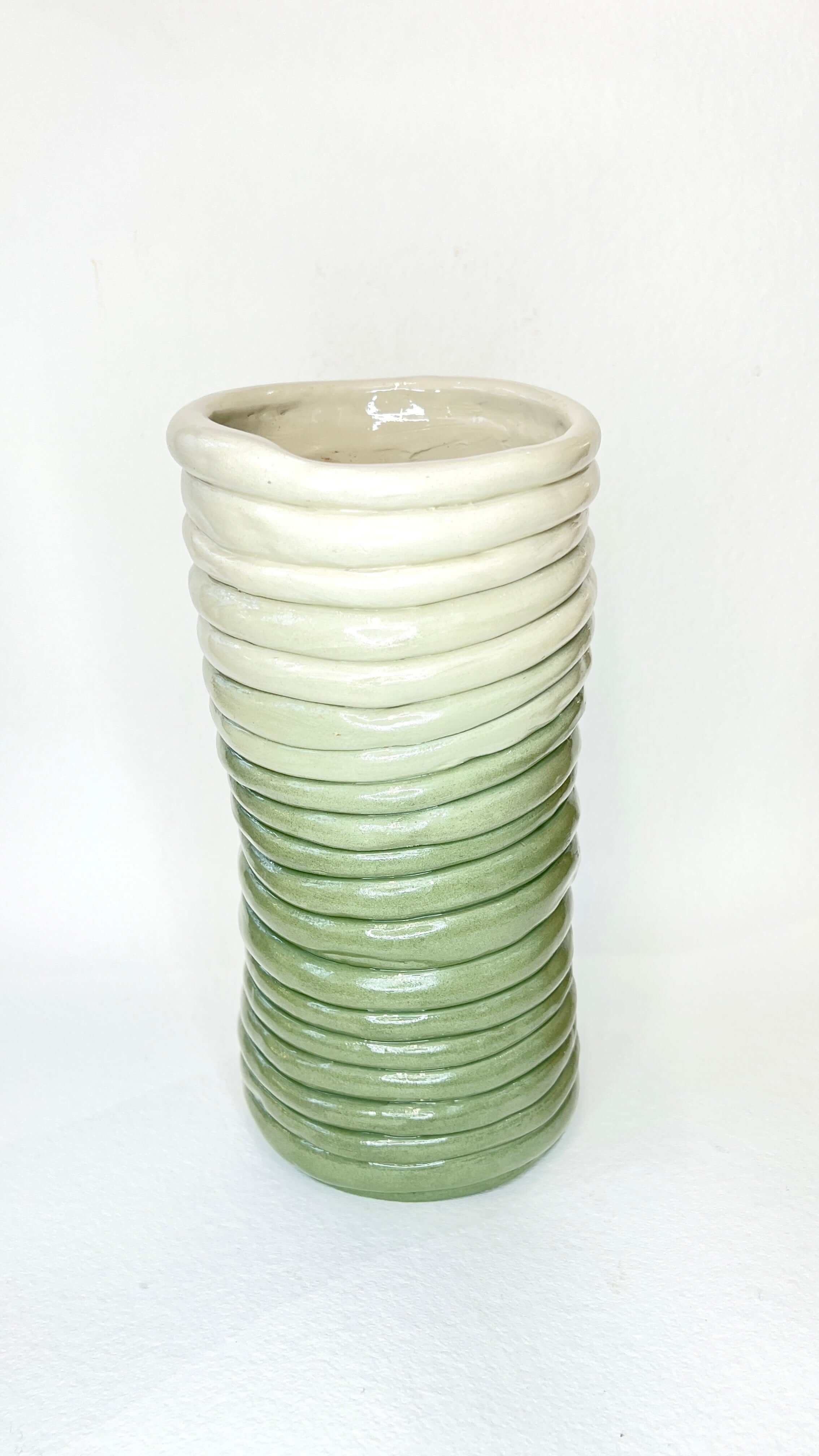 Tarian-Essentiel-ceramic-large-vase-green-gradient-white