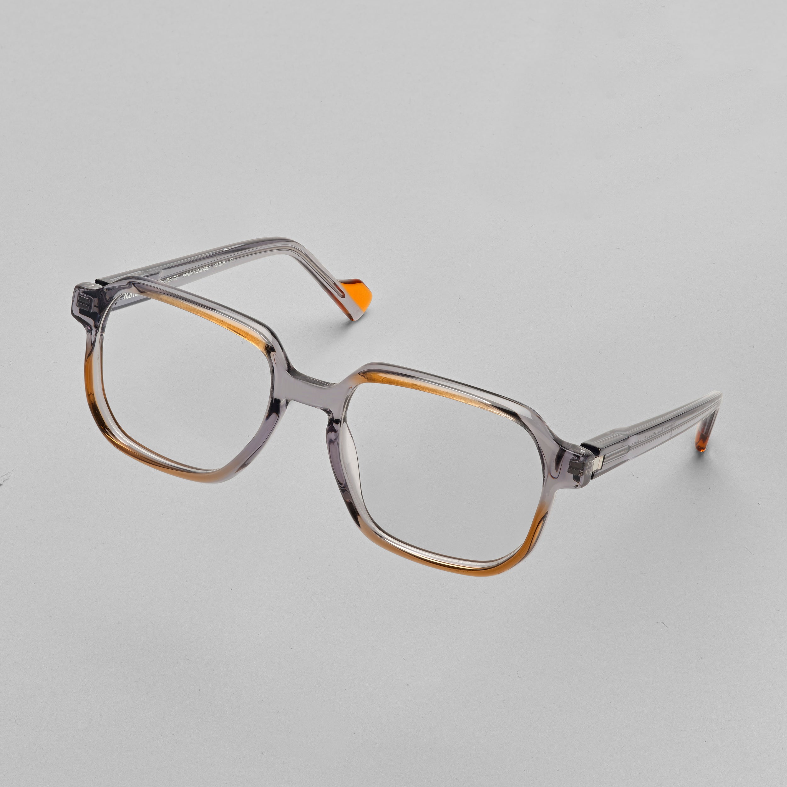 TARIAN_luxe_eyewear_ZOOM_LV02154_LE-VESTIAIRE_PONT-DU-CARROUSSEL-grey-lightorange