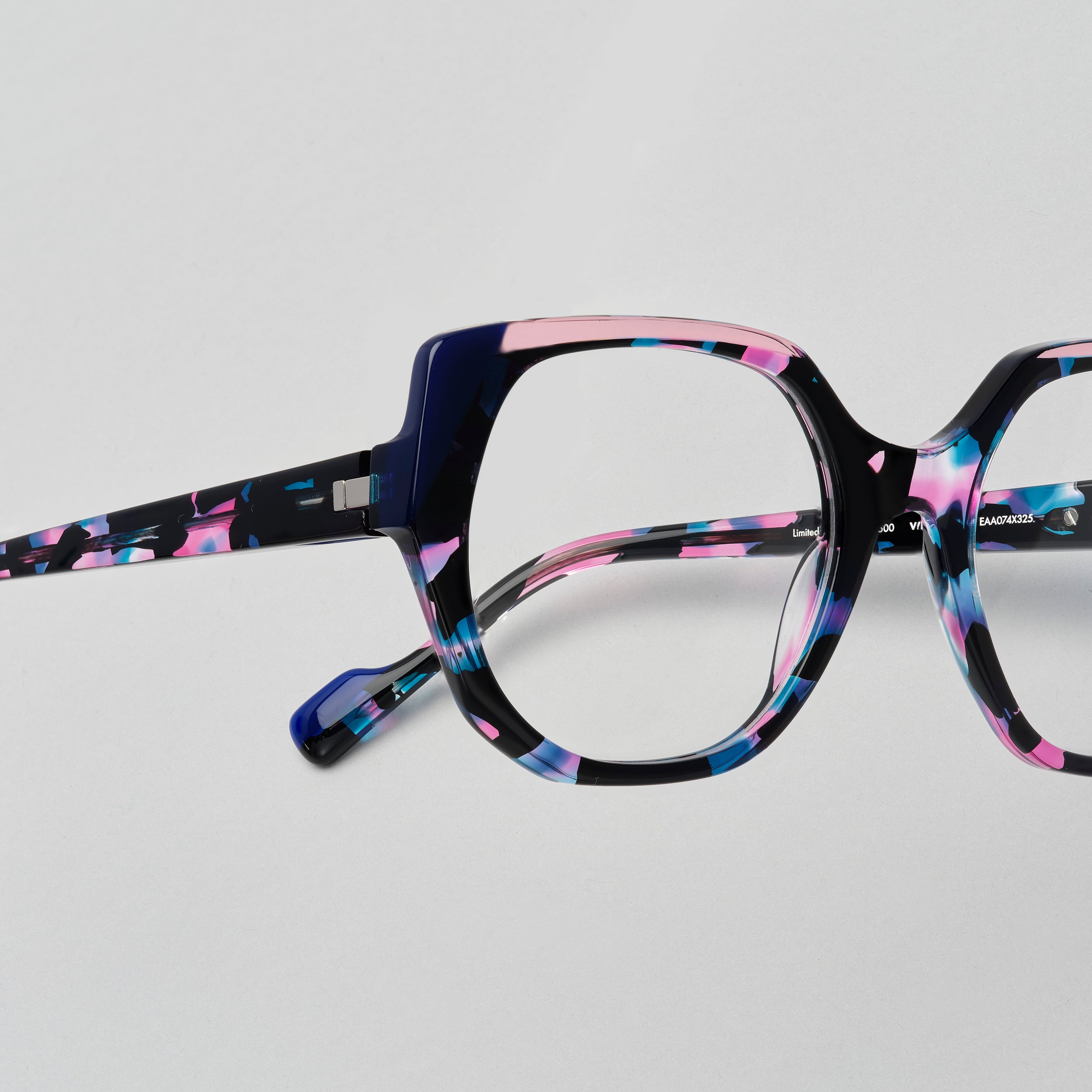 Zoom_Tarian-Verneuil-large-cateye-eyewear-scale-black-blue-pink