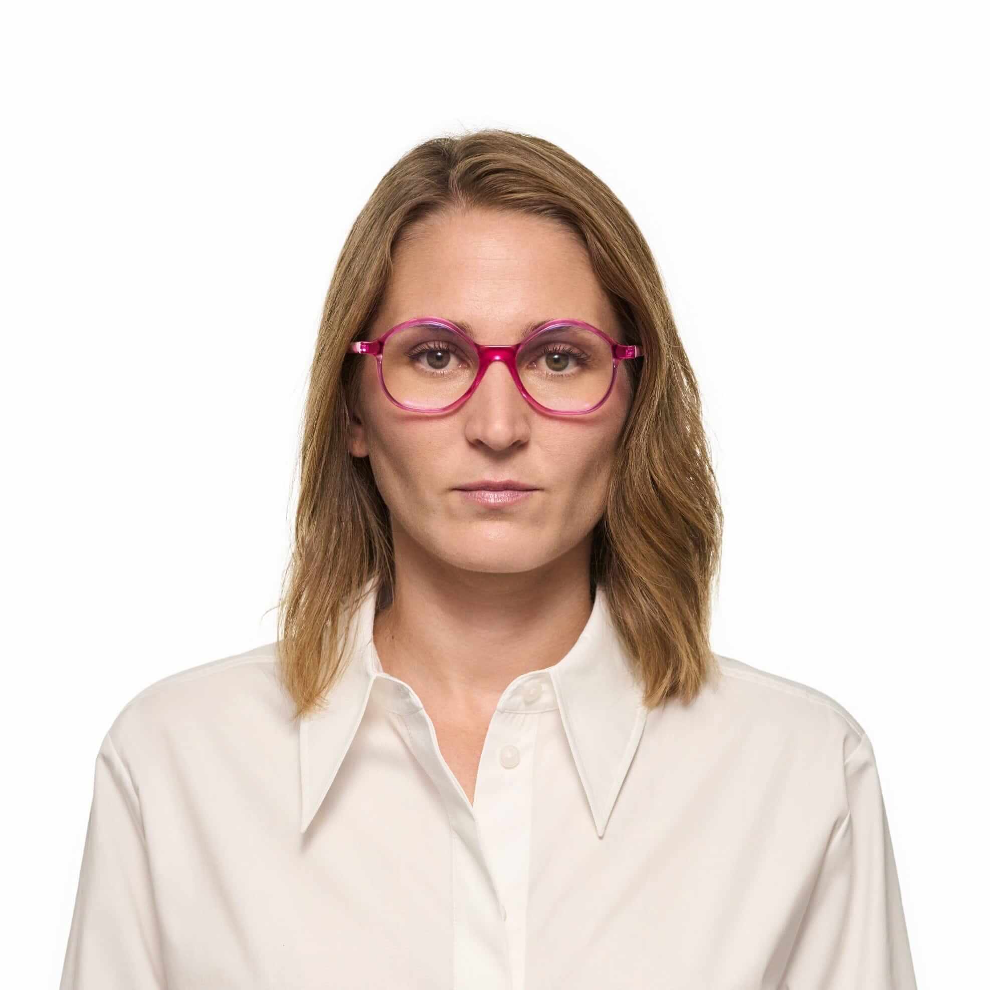 Tarian-Rue-des-Rosiers-oval-eyewear-grey-pink-portrait