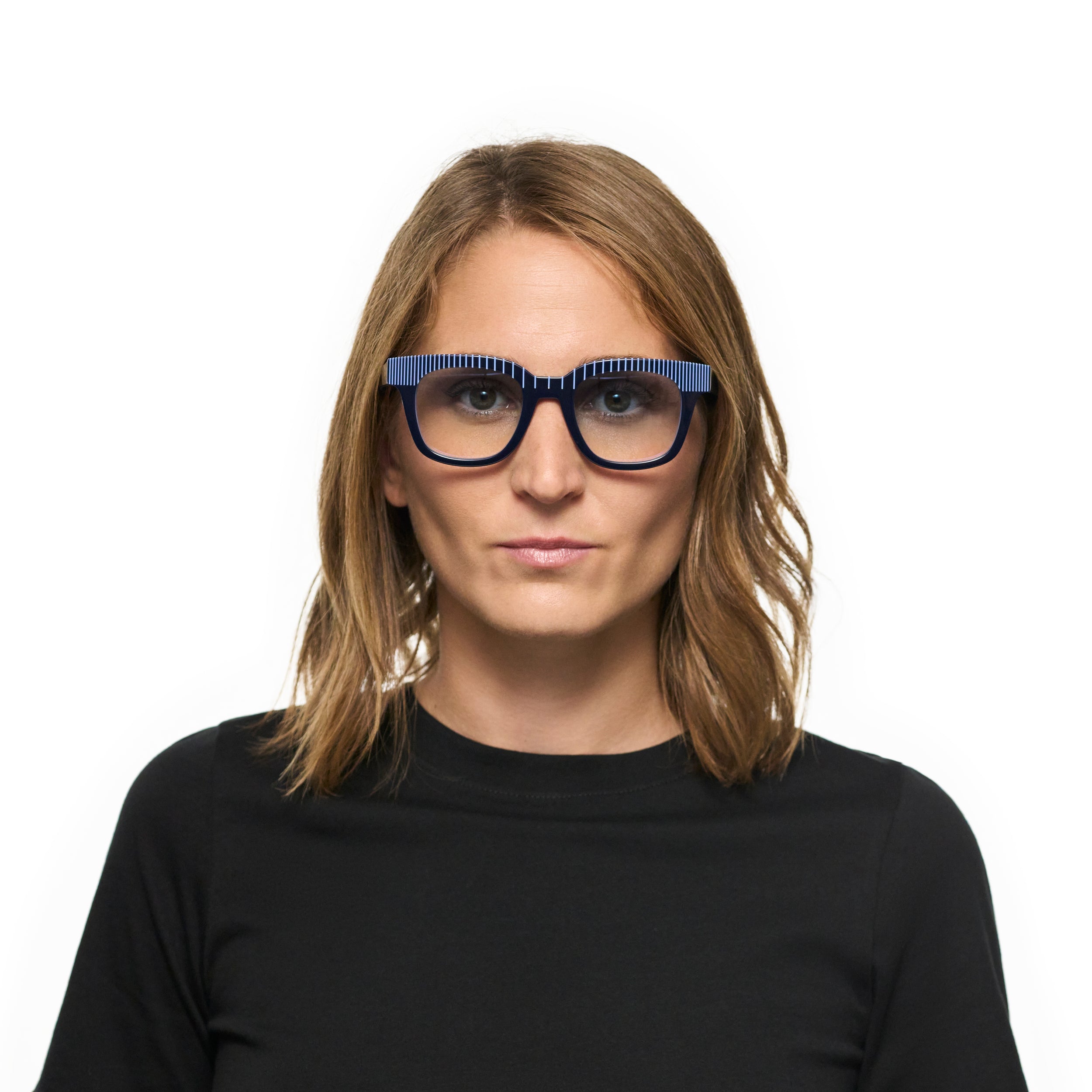 Tarian-Saint-Louis-rectangle-sunglasses-darkblue-portrait