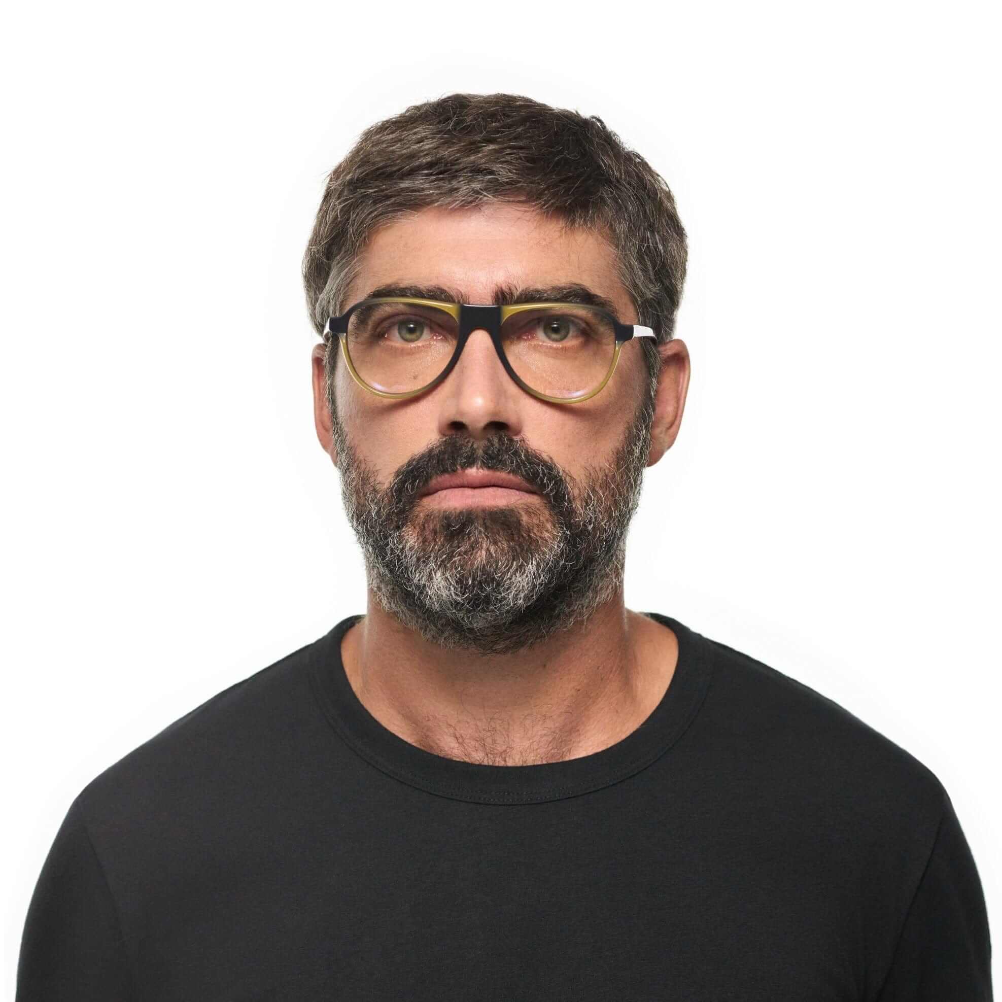 Tarian-Saint-Paul-pilot-eyewear-black-cleargrey-blue-portrait