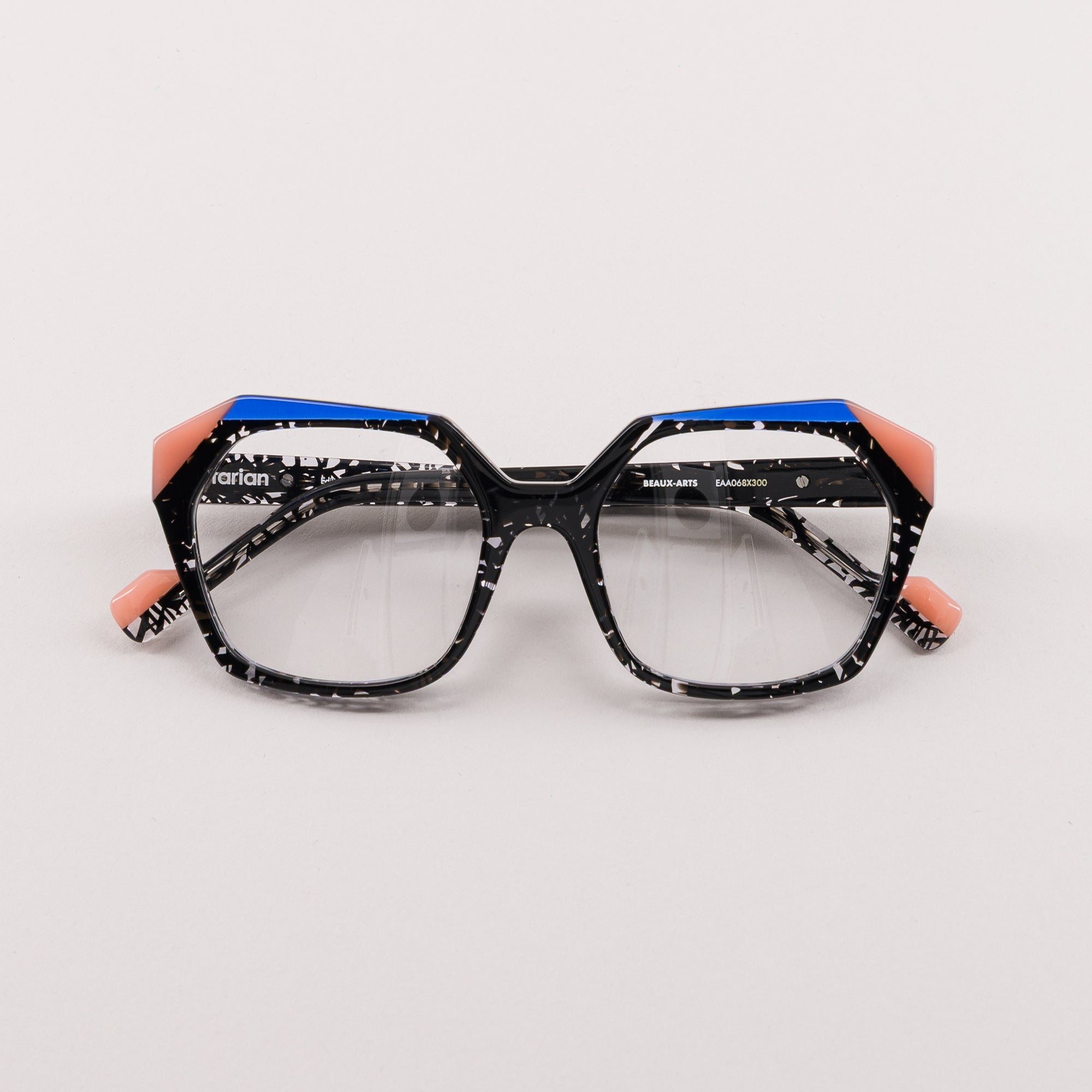 #couleur_Noir tacheté, bleu et corail