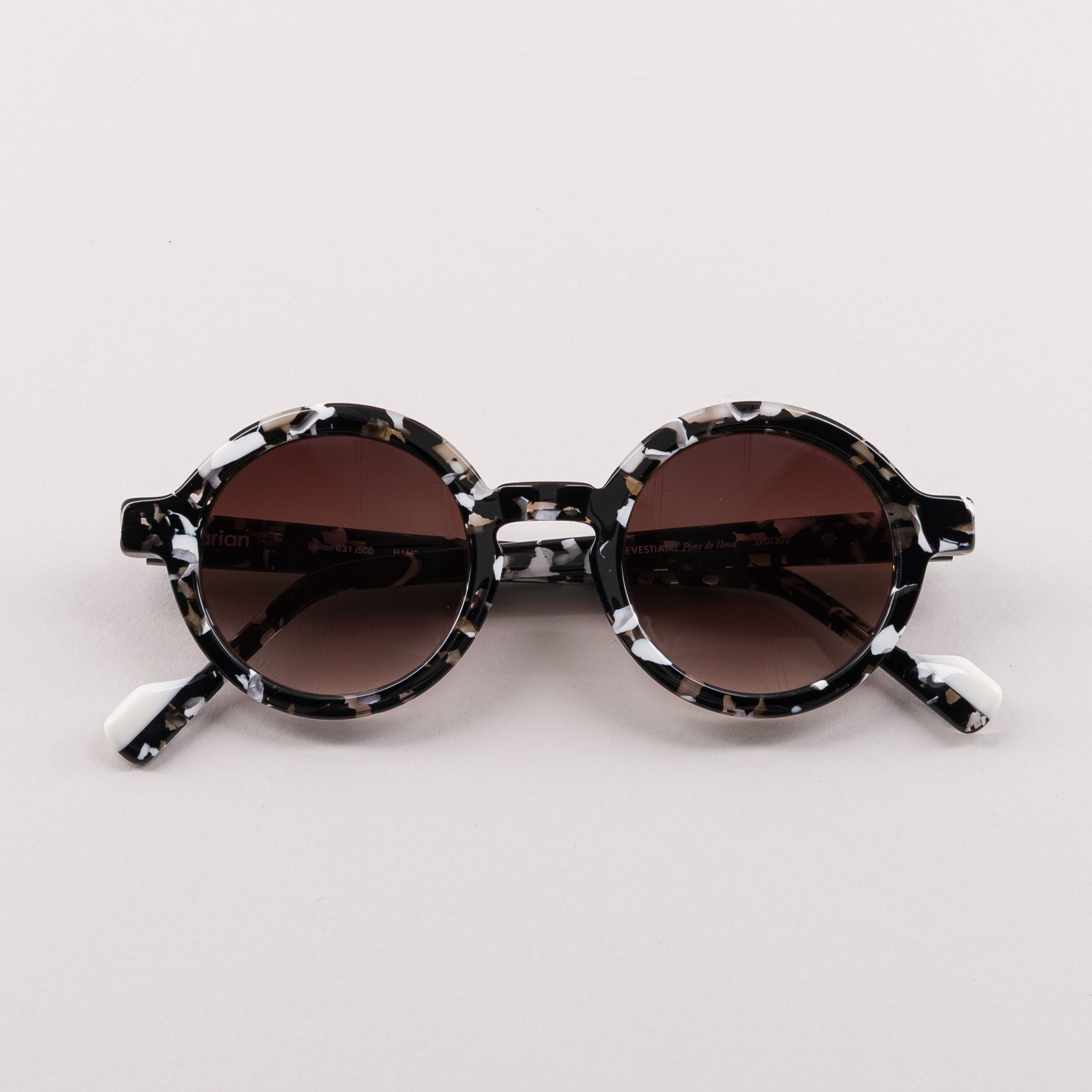 #couleur_Écaille noire et blanche
