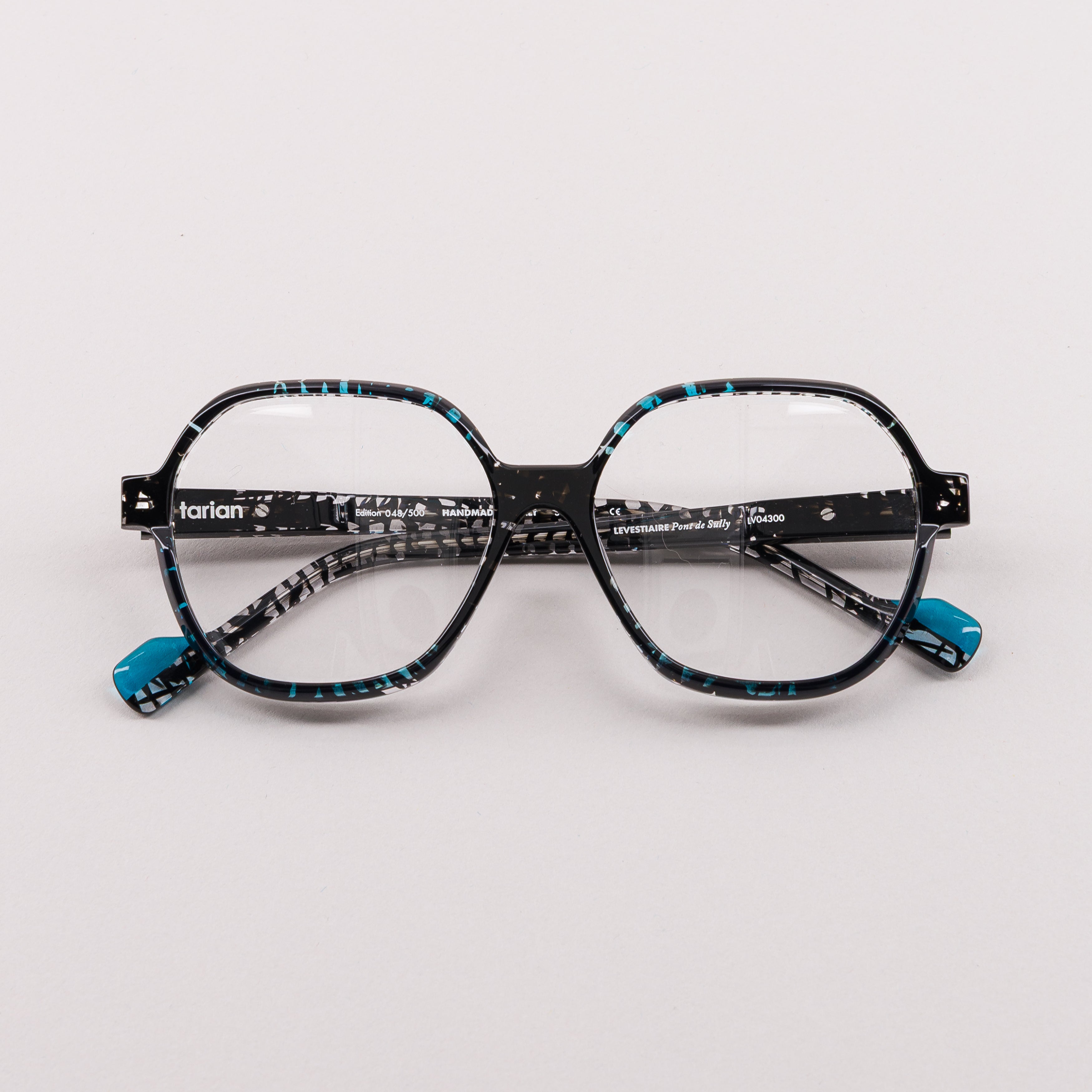 #couleur_Noir tacheté et bleu