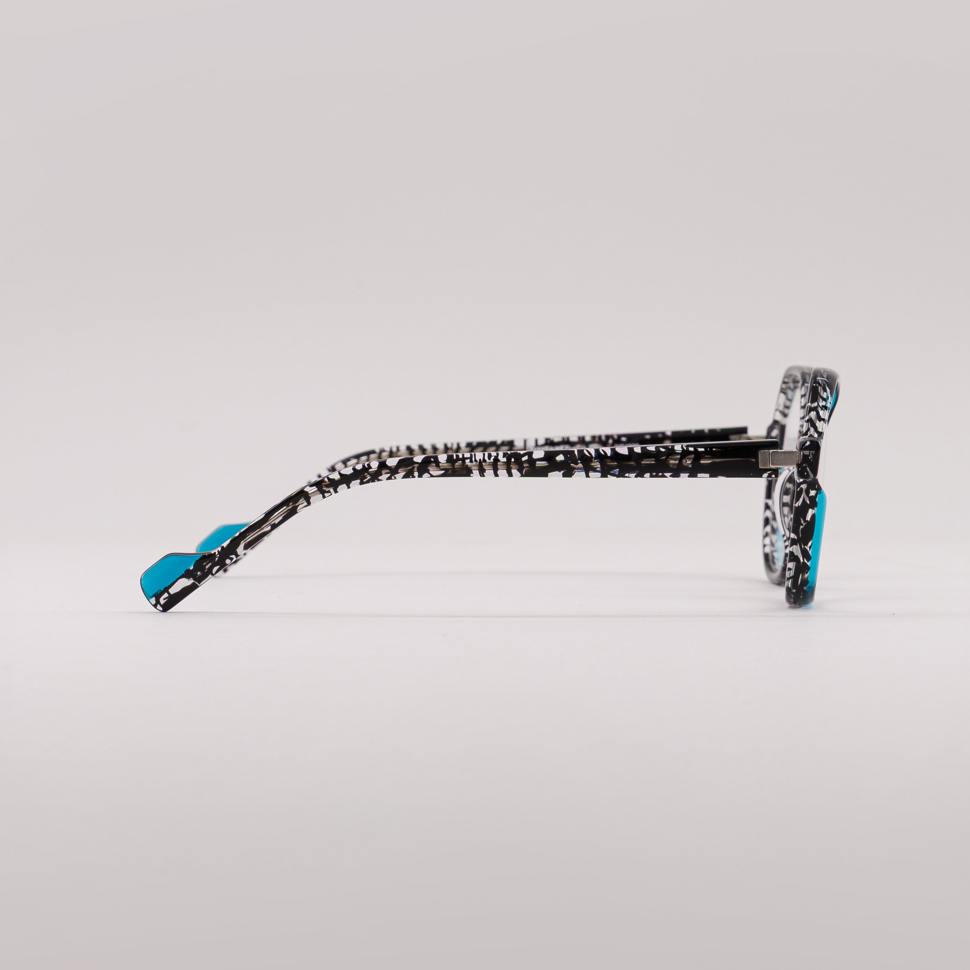 #couleur_Noir tacheté et bleu