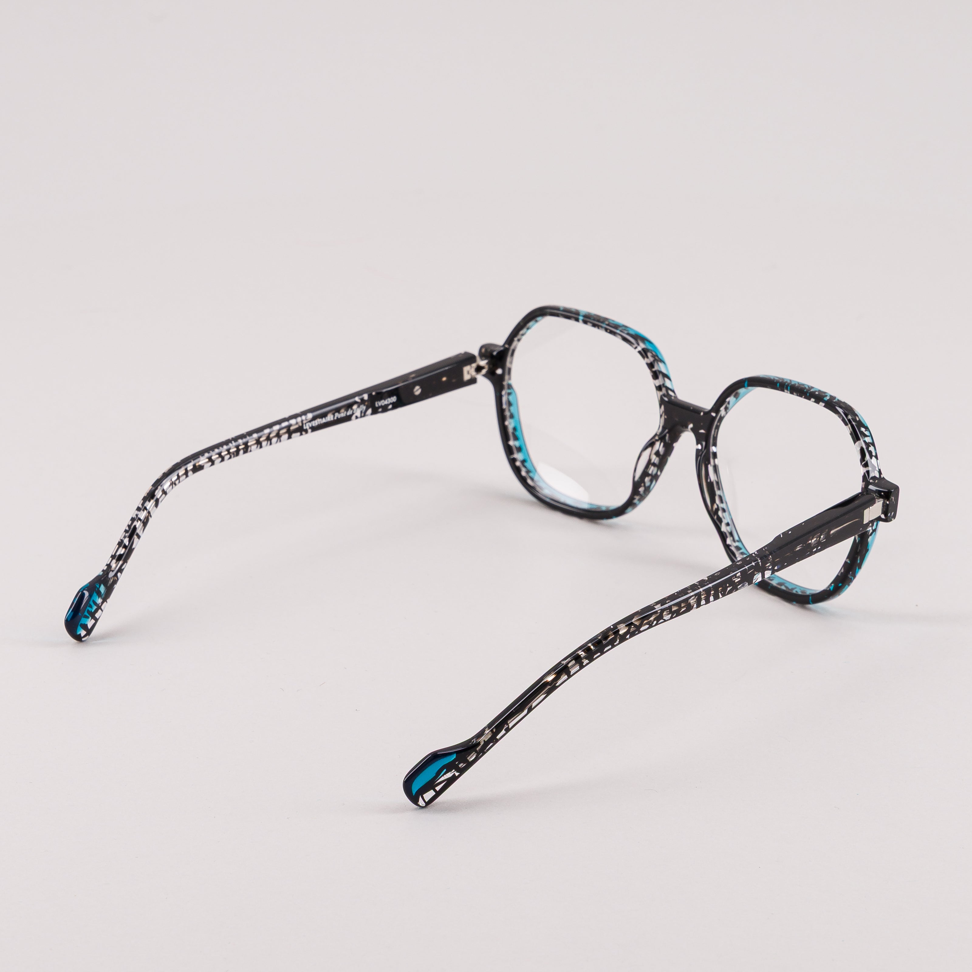 #couleur_Noir tacheté et bleu