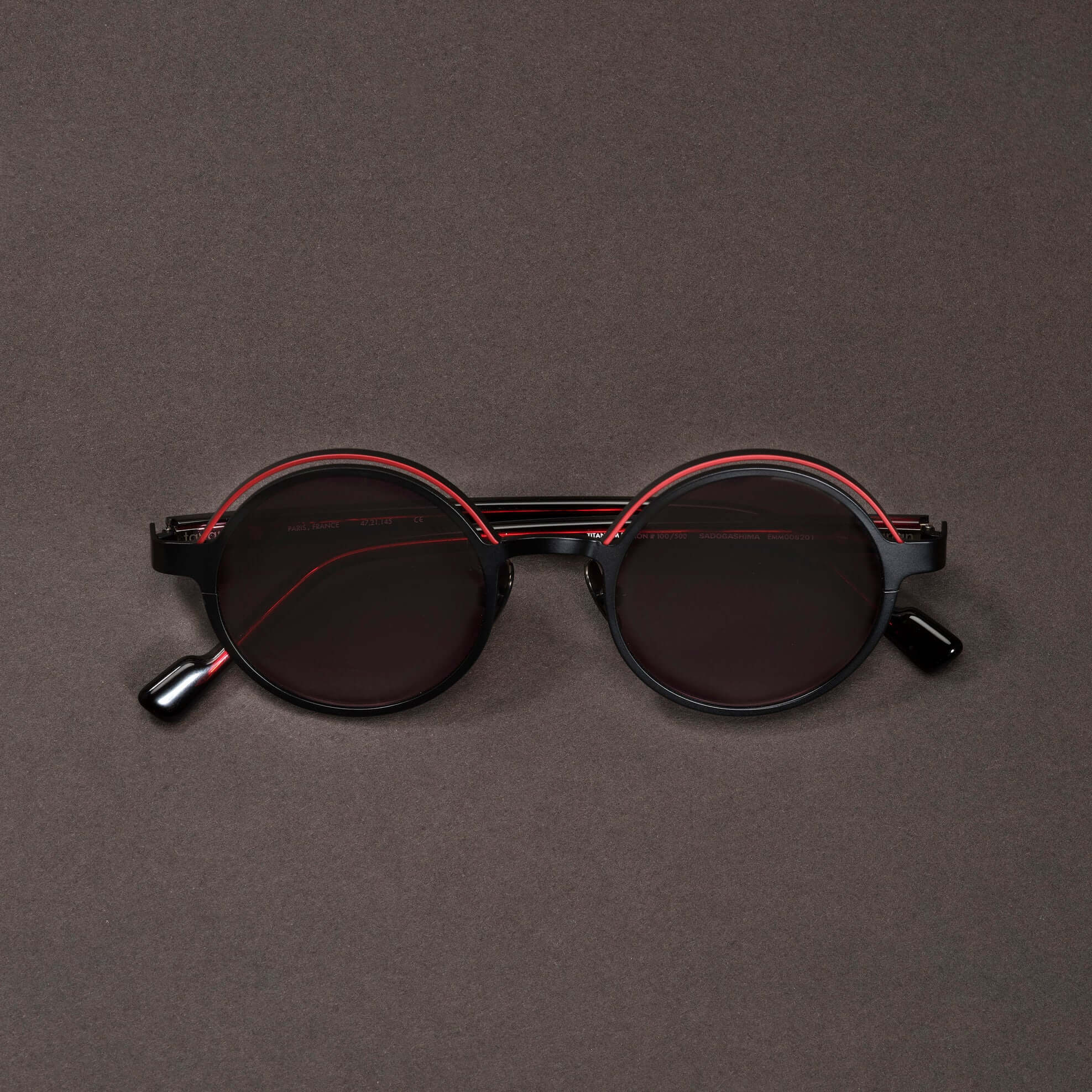 Tarian-Sadogashima-round-sunglasses-black-red