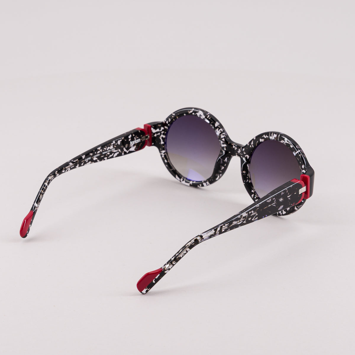#color_Black pact and red