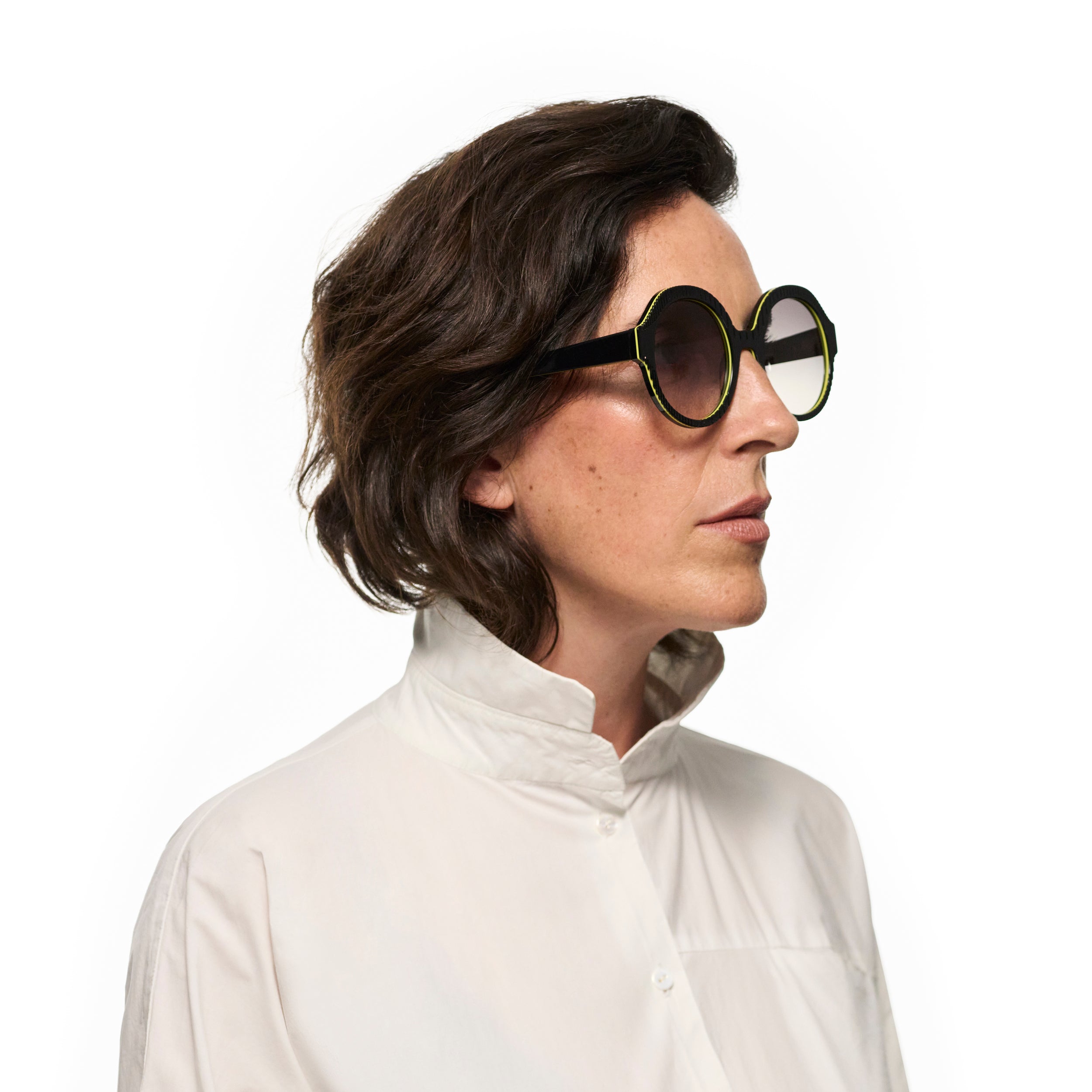Tarian-Odeon-large-round-sunglasses-black-yellow-portrait2