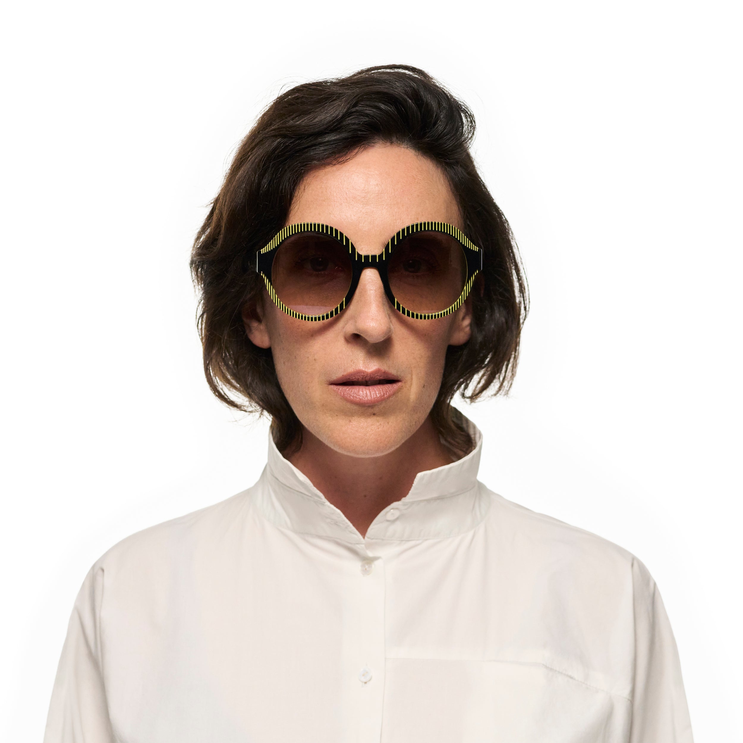 Tarian-Odeon-large-round-sunglasses-black-yellow-portrait