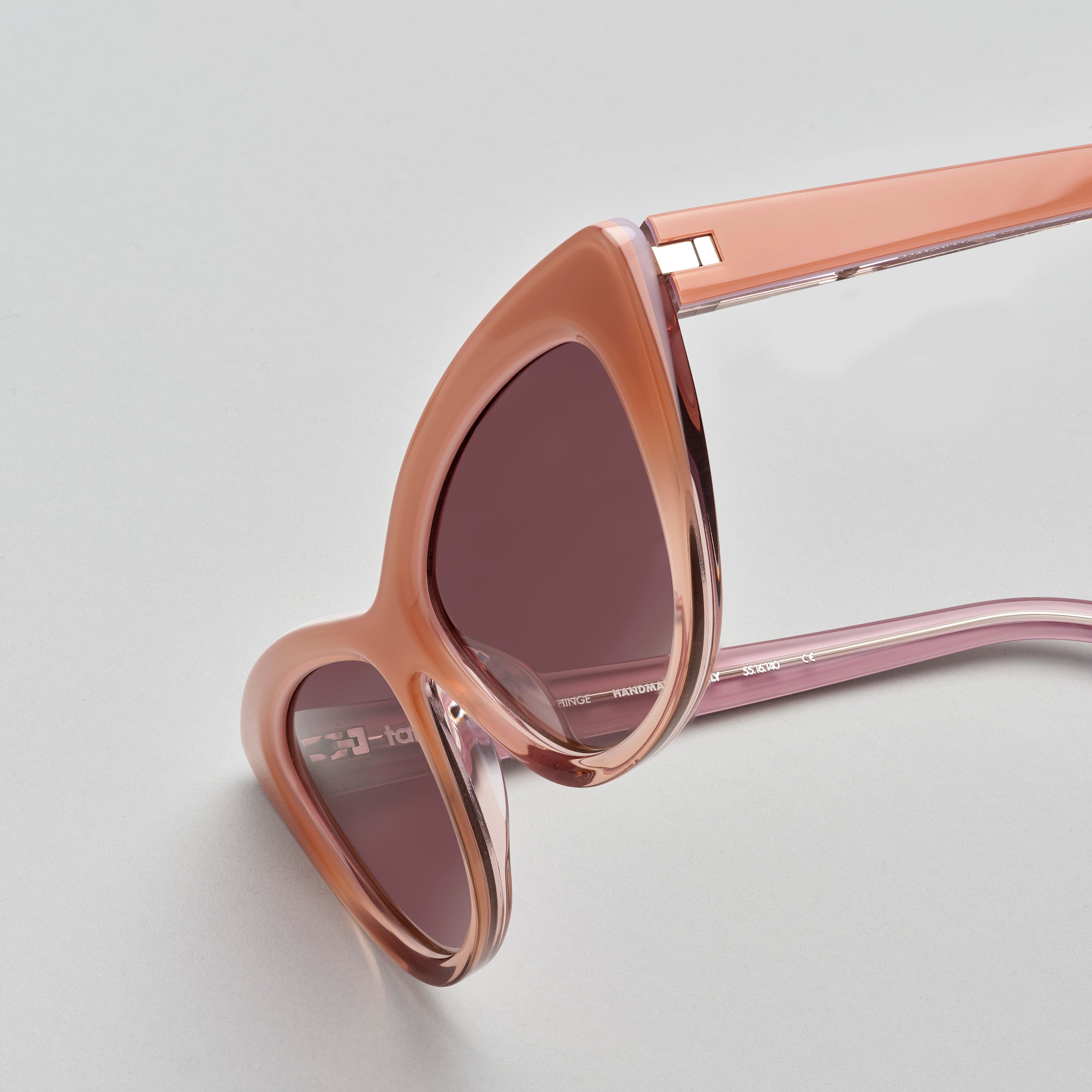 Zoom-Tarian-Foggia-cateye-sunglasses-beige-gradient