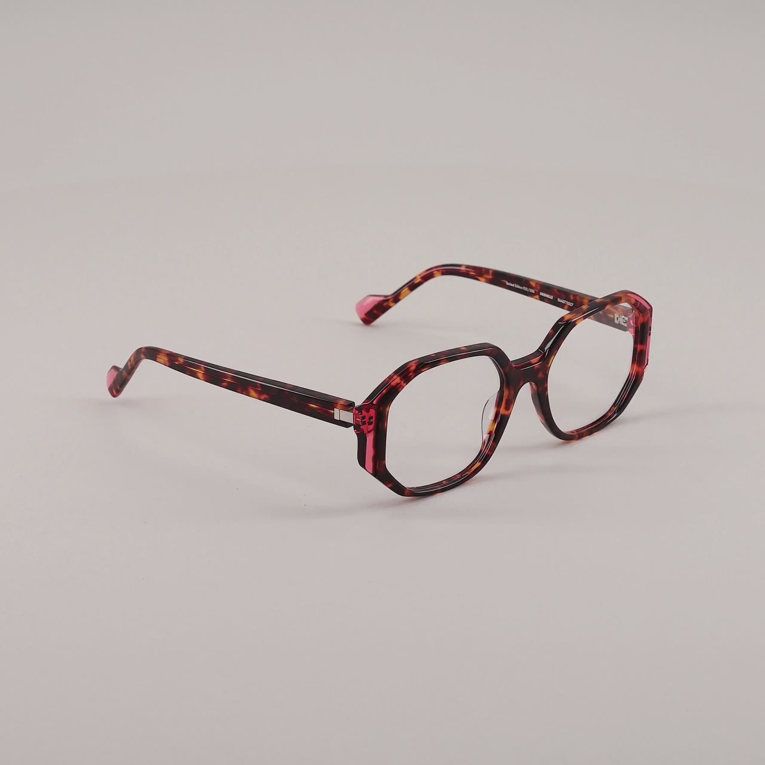 #color_Tortoise shell and red
