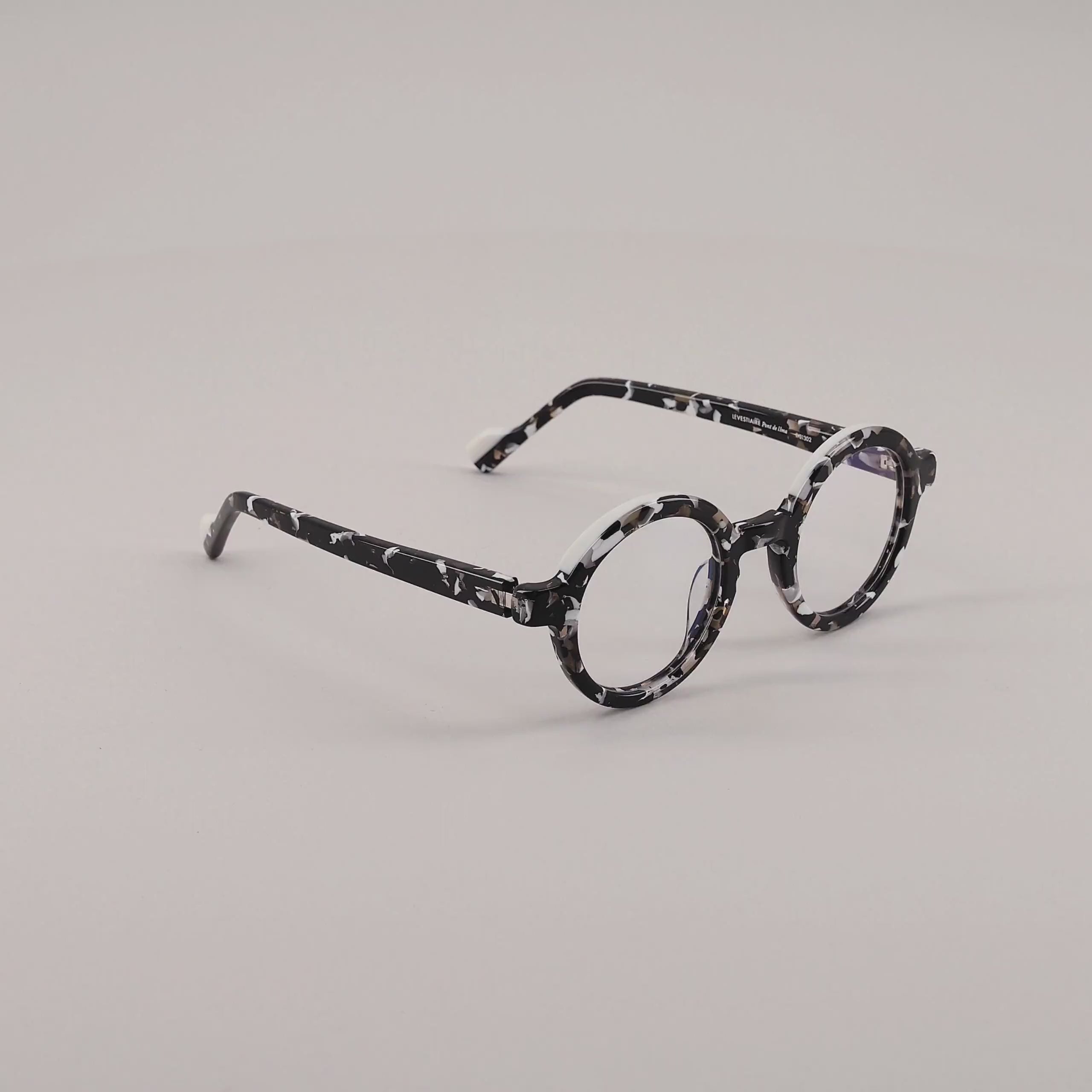 #color_Black and white tortoise shell
