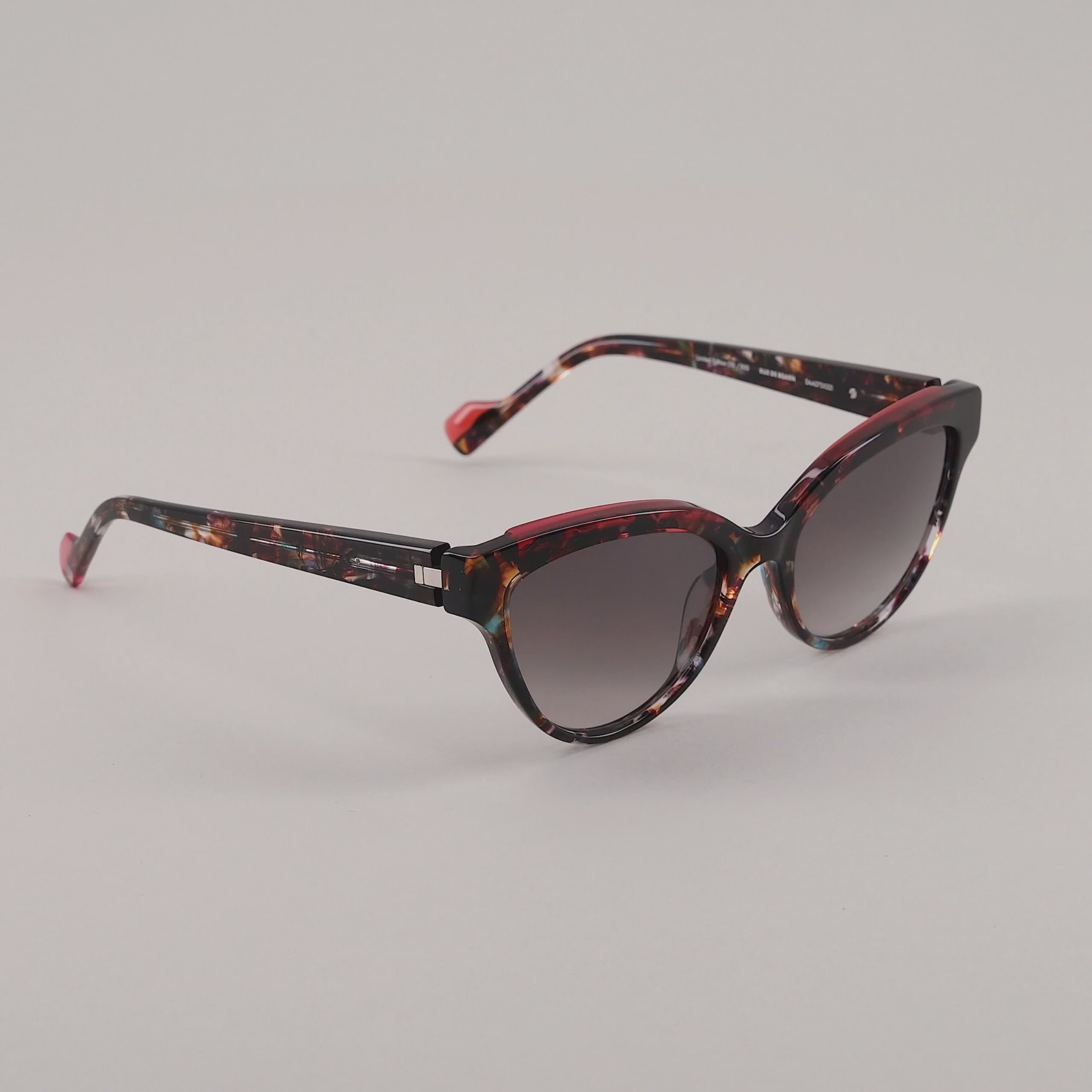 #color_tortoise shell and red