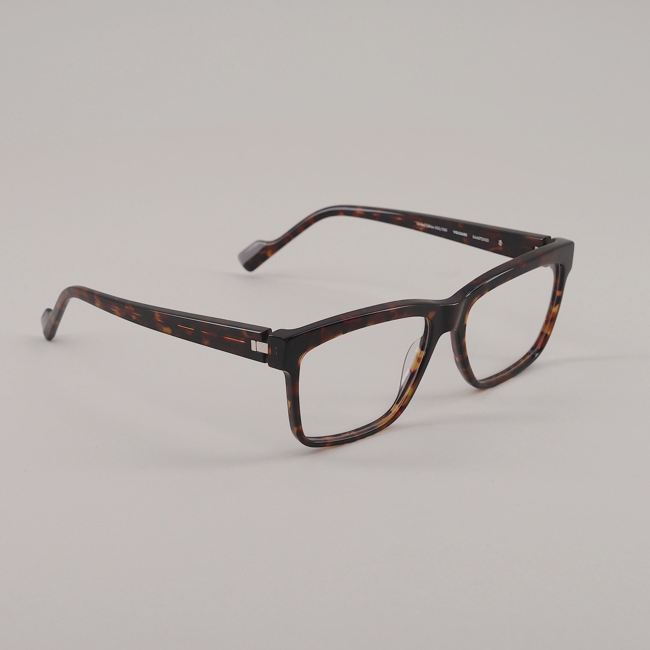 #color_tortoise shell, burgundy, grey